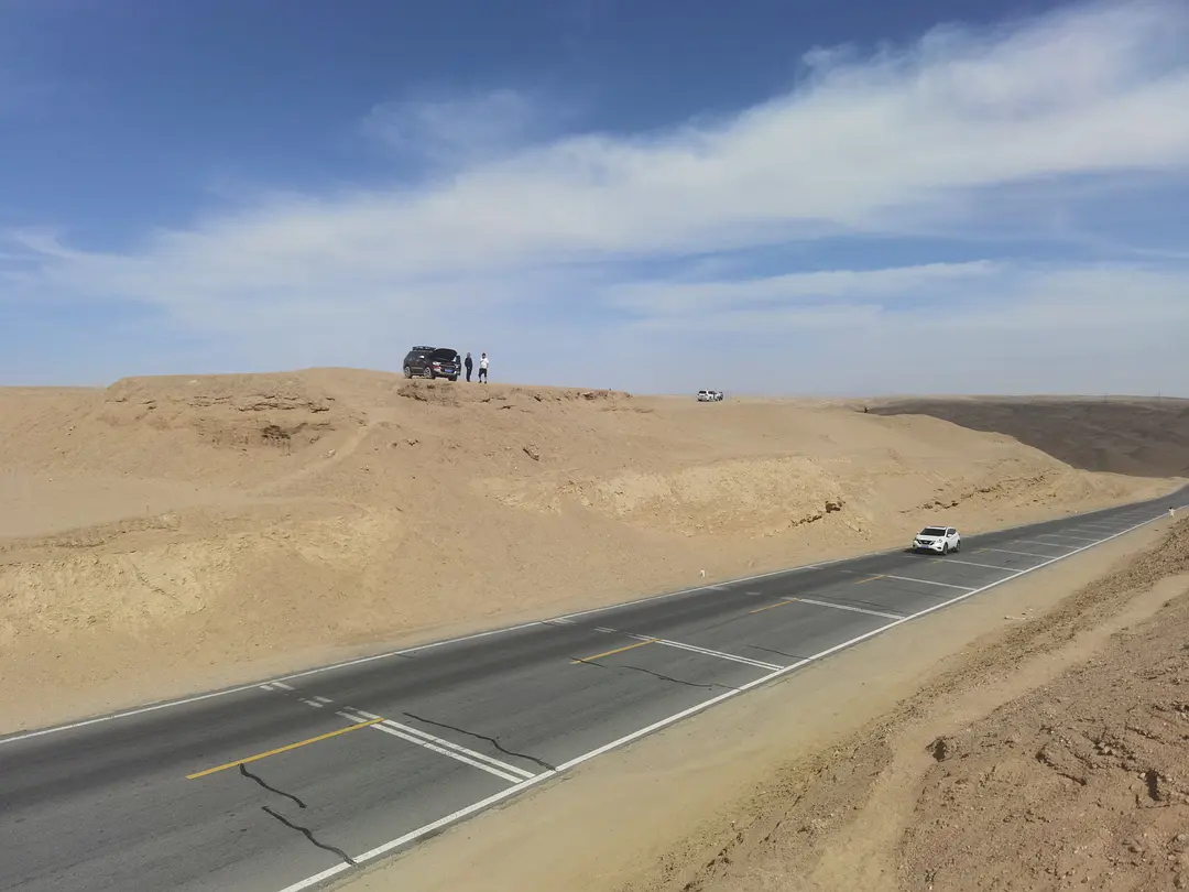 敦煌包車咨詢：自己動(dòng)手換助力油 來回轉(zhuǎn)動(dòng)方向盤是關(guān)鍵